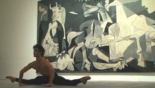 El bailarín Josué Ullate interpreta una coreografía de su padre Víctor frente al cuadro de Picasso con motivo del Día de la Danza